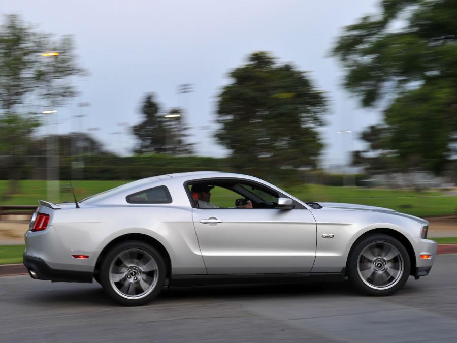  Ford Mustang 5.0 GT 2011 года  (фото 6 из 30)